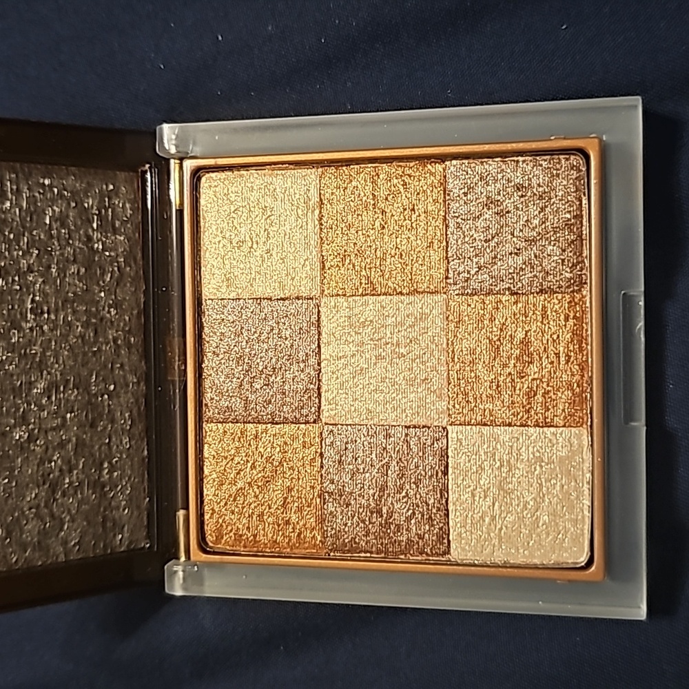 Clinique Shimmering tones bronzing powder.